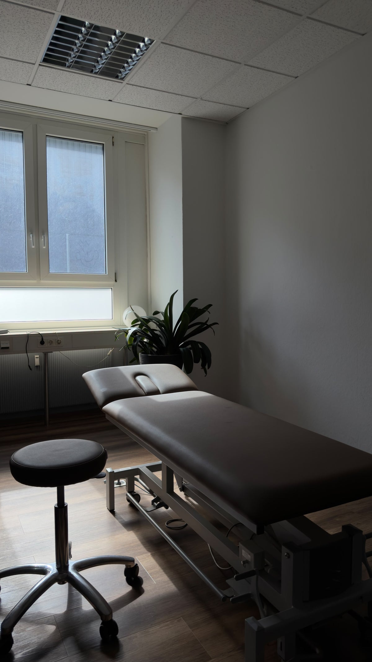 Behandlungsraum mit Therapieliege in der Praxis am Lindener Hafen