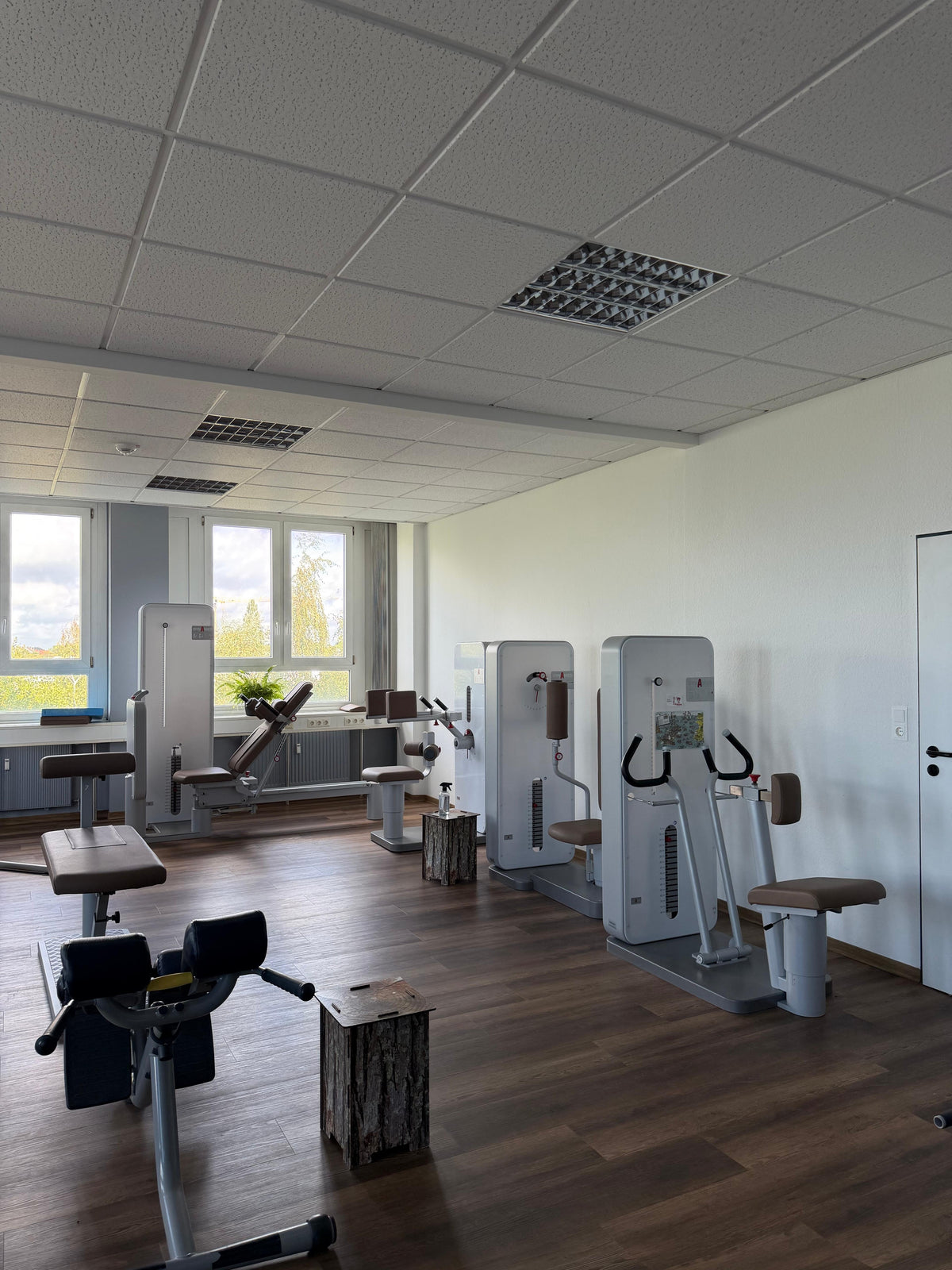 Trainingsfläche mit Kraftgeräten in den RE:FORM Trainingsräumen in Hannover-Linden