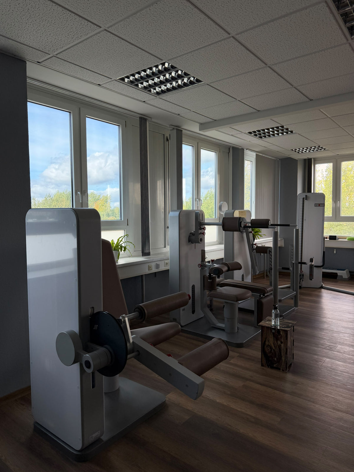 Beinpresse und Kraftgeräte im Trainingsraum von RE:FORM am Lindener Hafen