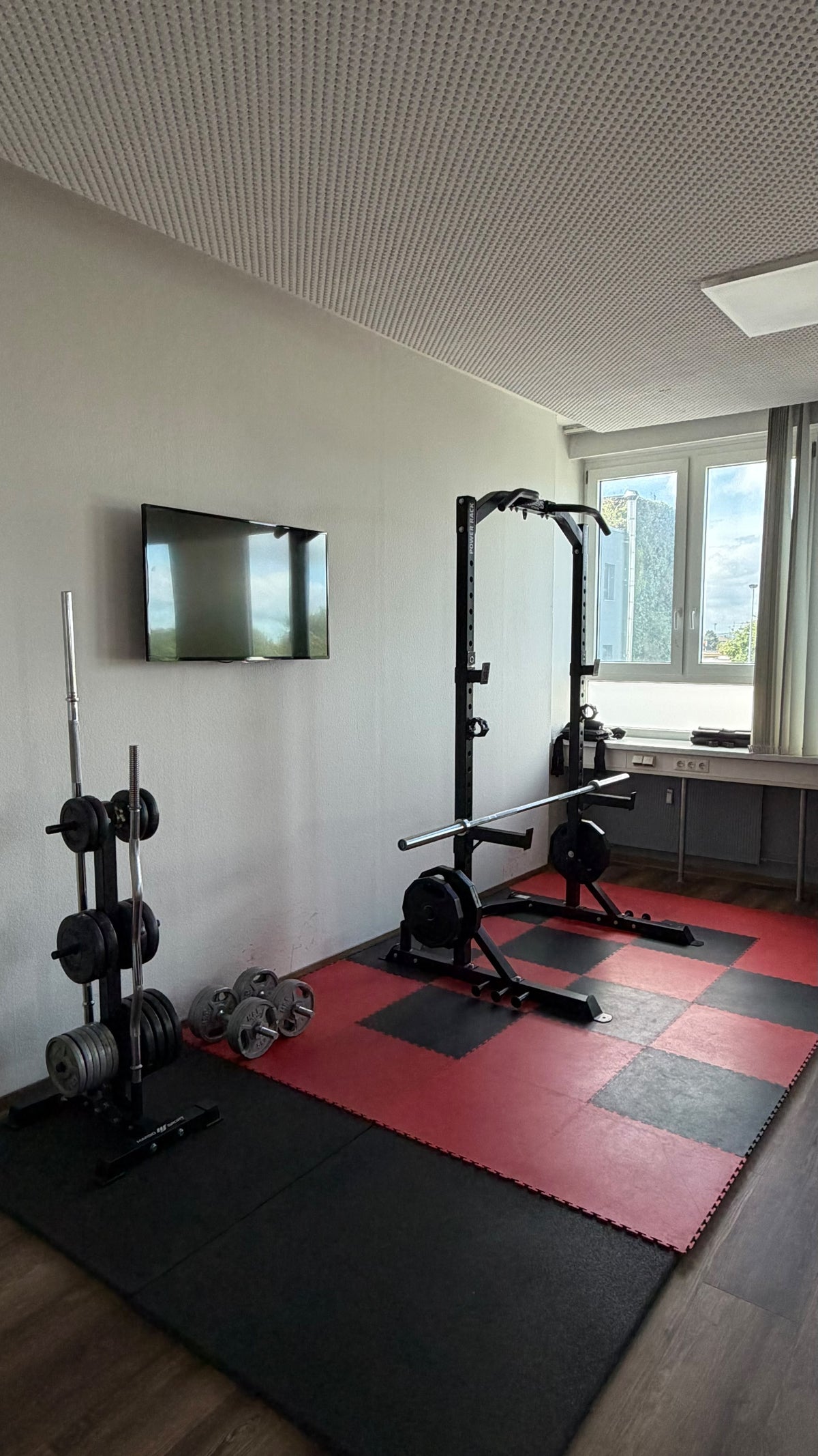 Freihantelbereich mit Power Rack und Langhantel bei RE:FORM in Hannover